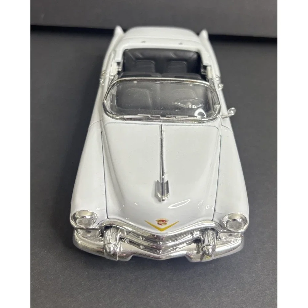 Welly 1953 Cadillac Eldorado White Convertible 1:24 Scale Diecast 22414